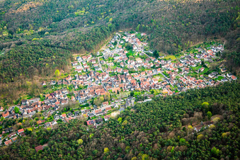 Vue d'oiseau de Dörrenbach dans le département Rhénanie-Palatinat, Allemagne