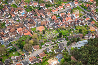 Vue aérienne de Église et cimetière simultanés Saint-Martin à Dörrenbach dans le département Rhénanie-Palatinat, Allemagne