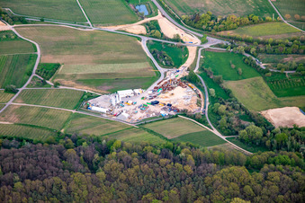 Chantier de construction du portail est du tunnel Astrid pour le passage souterrain et le contournement de Bad Bergzabern entre la B38 (Weinstraße) et la B427 (Kurtalstraße) à Dörrenbach dans le département Rhénanie-Palatinat, Allemagne depuis l'avion