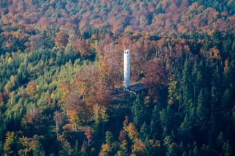 Vue aérienne de Structure de la tour d'observation Mahlbergturm à le quartier Völkersbach in Malsch dans le département Bade-Wurtemberg, Allemagne