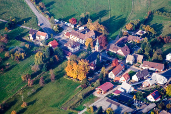 Vue aérienne de Église de Maria Hilf Moosbronn au centre du village à le quartier Freiolsheim in Gaggenau dans le département Bade-Wurtemberg, Allemagne