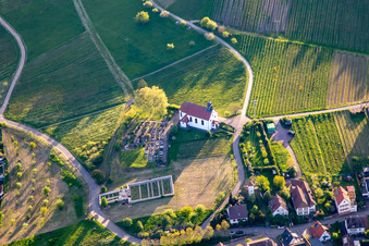 Vue aérienne de Cimetière et chapelle Saint-Denys dans la lumière du soir à le quartier Gleiszellen in Gleiszellen-Gleishorbach dans le département Rhénanie-Palatinat, Allemagne