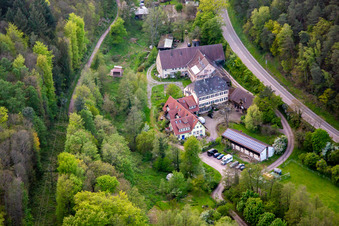 Vue aérienne de Au Kaiserbach à Klingenmünster dans le département Rhénanie-Palatinat, Allemagne
