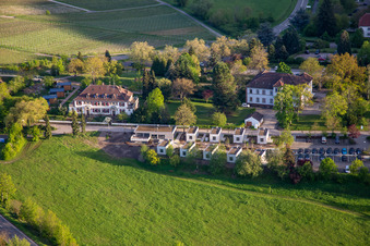 Hôpital palatin de psychiatrie et de neurologie « Landeck » avec département de psychiatrie générale et des troubles de la toxicomanie – Clinique de psychiatrie, psychosomatique et psychothérapie, Clinique de psychiatrie légale, Clinique de gérontopsychiatrie, psychosomatique et psychothérapie, Clinique de neurologie, Clinique de psychiatrie, psychosomatique et psychothérapie, Clinique de psychiatrie de l'enfant et de l'adolescent, psychosomatique et psychothérapie ainsi que clinique externe de l'institut, cliniques externes de l'institut psychiatrique – Clinique de psychiatrie, psychosomatique et psychothérapie à Klingenmünster dans le département Rhénanie-Palatinat, Allemagne depuis l'avion