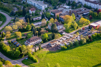 Vue d'oiseau de Hôpital palatin de psychiatrie et de neurologie « Landeck » avec département de psychiatrie générale et des troubles de la toxicomanie – Clinique de psychiatrie, psychosomatique et psychothérapie, Clinique de psychiatrie légale, Clinique de gérontopsychiatrie, psychosomatique et psychothérapie, Clinique de neurologie, Clinique de psychiatrie, psychosomatique et psychothérapie, Clinique de psychiatrie de l'enfant et de l'adolescent, psychosomatique et psychothérapie ainsi que clinique externe de l'institut, cliniques externes de l'institut psychiatrique – Clinique de psychiatrie, psychosomatique et psychothérapie à Klingenmünster dans le département Rhénanie-Palatinat, Allemagne