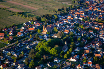 Vue aérienne de Église et cimetière Saint-Michel à Insheim dans le département Rhénanie-Palatinat, Allemagne