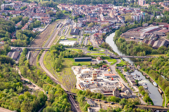 Vue aérienne de Gare et port de plaisance à l'écluse 27 de Saargemünd sur le canal à charbon de la Sarre "Canal des houillères de la Sarre" à Rémelfing dans le département Moselle, France