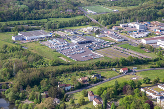 Vue aérienne de Siebert Sarl, JK Technic et Acbat SAS à le quartier Zone Industrielle du Grand Bois Fayencerie in Saargemünd dans le département Moselle, France
