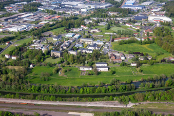 Vue aérienne de Centre hospitalier spécialisé à le quartier Blauberg in Saargemünd dans le département Moselle, France