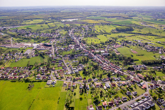 Vue aérienne de Rue Nationale à Hambach dans le département Moselle, France