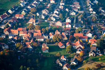 Vue oblique de Longue rue à le quartier Schluttenbach in Ettlingen dans le département Bade-Wurtemberg, Allemagne
