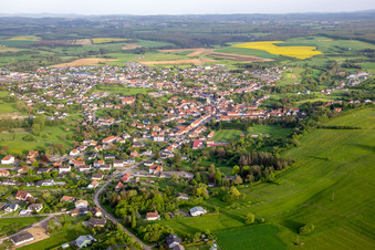 Vue aérienne de Du nord-ouest à Rohrbach-lès-Bitche dans le département Moselle, France