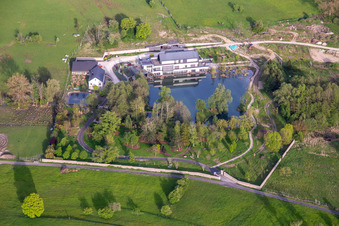 Vue aérienne de Villa sur le lac à Rohrbach-lès-Bitche dans le département Moselle, France