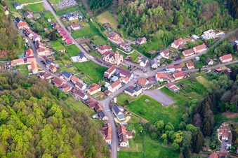 Vue aérienne de Salle communale de Siertsthal, Église Saint-Marc de Siersthal à Siersthal dans le département Moselle, France