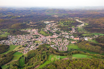 Vue aérienne de De l'ouest à Bitsch dans le département Moselle, France