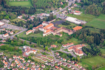 Vue aérienne de Hôpital Saint-Joseph à Bitsch dans le département Moselle, France