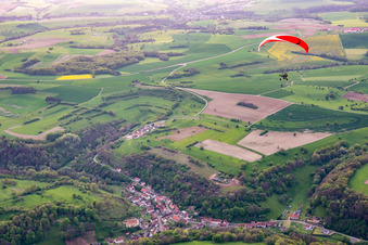 Vue aérienne de Parapente à Lengelsheim dans le département Moselle, France