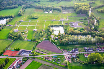 Vue aérienne de Parc culturel européen de Bliesbruck - Centre d'information avec taverne romaine, villa gallo-romaine de Reinheim et ferme Keltscher à le quartier Reinheim in Gersheim dans le département Sarre, Allemagne
