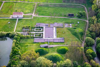 Vue oblique de Parc culturel européen de Bliesbruck - Centre d'information avec taverne romaine, villa gallo-romaine de Reinheim et ferme Keltscher à le quartier Reinheim in Gersheim dans le département Sarre, Allemagne