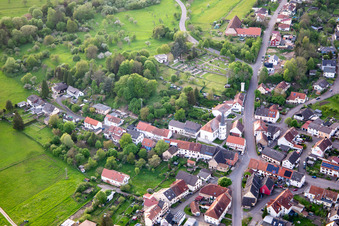 Vue aérienne de Église de la tour ronde de Saint-Marc à le quartier Reinheim in Gersheim dans le département Sarre, Allemagne