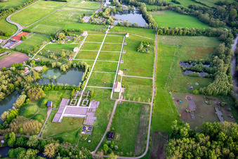 Parc culturel européen de Bliesbruck - Centre d'information avec taverne romaine, villa gallo-romaine de Reinheim et ferme Keltscher à le quartier Reinheim in Gersheim dans le département Sarre, Allemagne d'en haut