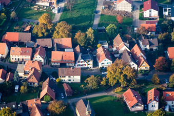 Longue rue à le quartier Schluttenbach in Ettlingen dans le département Bade-Wurtemberg, Allemagne d'en haut