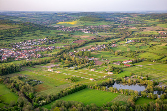 Parc culturel européen de Bliesbruck - Centre d'information avec taverne romaine, villa gallo-romaine de Reinheim et ferme Keltscher à le quartier Reinheim in Gersheim dans le département Sarre, Allemagne hors des airs