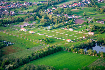 Parc culturel européen de Bliesbruck - Centre d'information avec taverne romaine, villa gallo-romaine de Reinheim et ferme Keltscher à le quartier Reinheim in Gersheim dans le département Sarre, Allemagne vue d'en haut