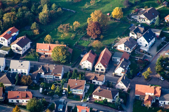 Longue rue à le quartier Schluttenbach in Ettlingen dans le département Bade-Wurtemberg, Allemagne hors des airs