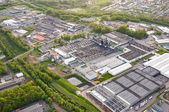 Vue aérienne de Continental à le quartier Zone Industrielle du Grand Bois Fayencerie in Saargemünd dans le département Moselle, France