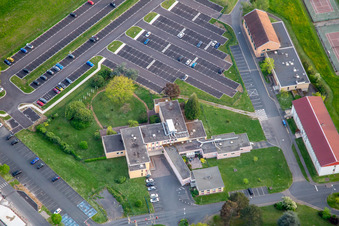 Vue aérienne de Hôpital Robert Pax à le quartier Zone Industrielle du Grand Bois Fayencerie in Saargemünd dans le département Moselle, France