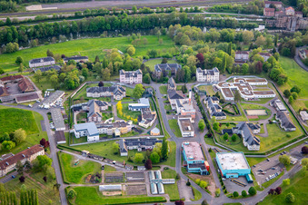 Vue oblique de Centre hospitalier spécialisé à le quartier Blauberg in Saargemünd dans le département Moselle, France