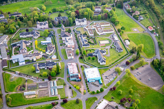 Centre hospitalier spécialisé à le quartier Blauberg in Saargemünd dans le département Moselle, France d'en haut