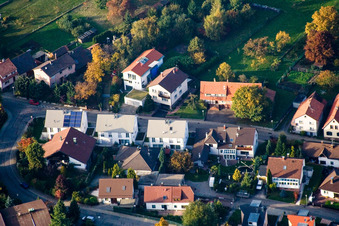 Longue rue à le quartier Schluttenbach in Ettlingen dans le département Bade-Wurtemberg, Allemagne vue d'en haut