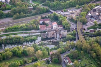 Vue aérienne de Ancien bâtiment d'usine à la Saarschleuse N 26 à Saargemünd dans le département Moselle, France