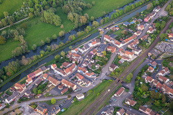 Vue aérienne de Église Saint-Pierre à Rémelfing dans le département Moselle, France