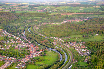 Vue aérienne de La Sarre et le canal vus de l'ouest à Sarreinsming dans le département Moselle, France