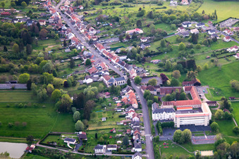 Vue aérienne de Rue Saint-Michel, Clos du château et École élémentaire publique à Neufgrange dans le département Moselle, France