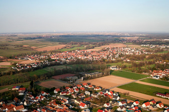Vue aérienne de Ecole de Klingbach entre Billigheim et Ingenheim à le quartier Ingenheim in Billigheim-Ingenheim dans le département Rhénanie-Palatinat, Allemagne