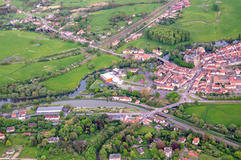 Vue aérienne de Confluence de l'Albe et de la Sarre à Sarralbe dans le département Moselle, France