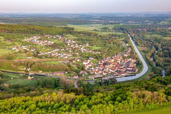 Vue aérienne de Du sud à Wittring dans le département Moselle, France