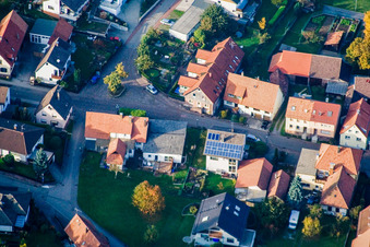 Longue rue à le quartier Schluttenbach in Ettlingen dans le département Bade-Wurtemberg, Allemagne vue du ciel