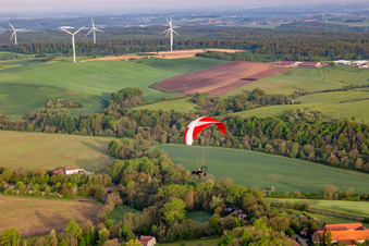 Vue aérienne de Paramoteur devant un parc éolien à Herbitzheim dans le département Bas Rhin, France