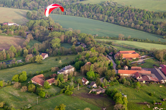 Vue aérienne de Paramoteur le matin au dessus de la Chapelle Sainte-Barbe à Kalhausen dans le département Moselle, France