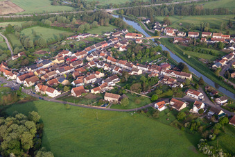 Vue aérienne de Rue des Mures et Canal des Houillères de la Sarre à Herbitzheim dans le département Bas Rhin, France