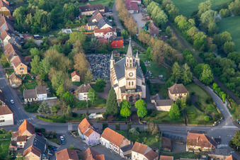Vue aérienne de Église protestante à Herbitzheim dans le département Bas Rhin, France
