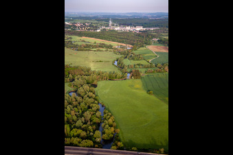 Vue aérienne de Les prairies inondables de la Sarre sont le lieu de nourrissage des cigognes à Willerwald dans le département Moselle, France