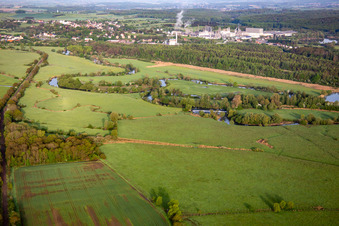 Vue aérienne de Les prairies inondables de la Sarre sont le lieu de nourrissage des cigognes à Willerwald dans le département Moselle, France