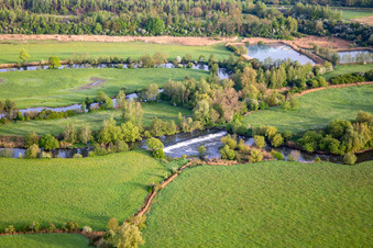 Photographie aérienne de Les prairies inondables de la Sarre sont le lieu de nourrissage des cigognes à Willerwald dans le département Moselle, France