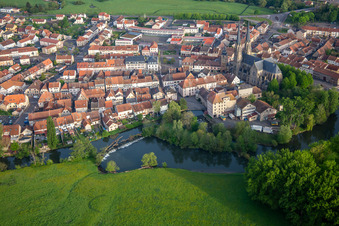 Vue aérienne de Vieille ville avec l'église Saint-Martin (Cathédrale de la Sarre) à Sarralbe dans le département Moselle, France